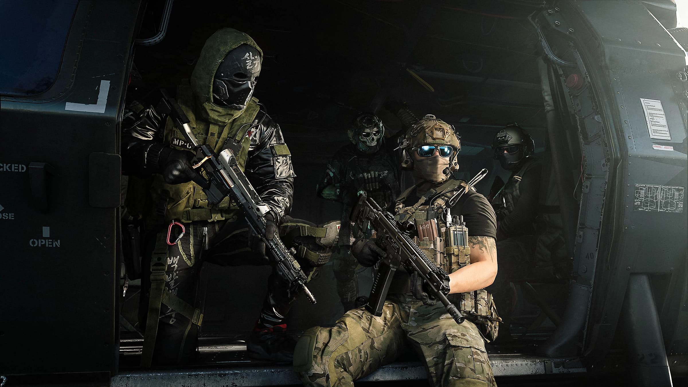Бійці в тактичному спорядженні у вертольоті — Call of Duty: Modern Warfare 4